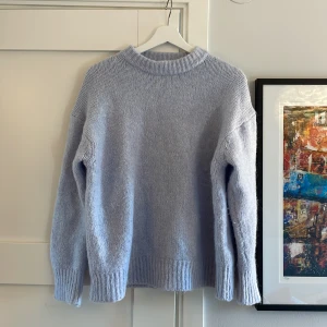Stickad tröja - Jättefin blå stickad tröja från zara! Köpt i höstas men har tyvärr inte kommit till användning och därför säljer jag den. Köparen står för frakten. Skriv vid eventuella frågor! ☺️😁😊