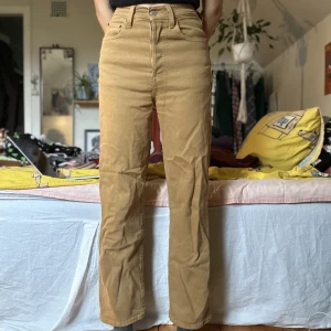 Senapsgula levisbyxor - Skitsnygga byxor som knappt använts🐞färgen är brungul🐞liten ljus fläck på ena benet🐞sitter highwaisted ( modellen ribcage straight)