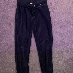 Mörkblå mjuksbyxor  - Mörkblåa mjukisbyxor i relativt bra skick. Säljer matchande zipup tröja till också💙