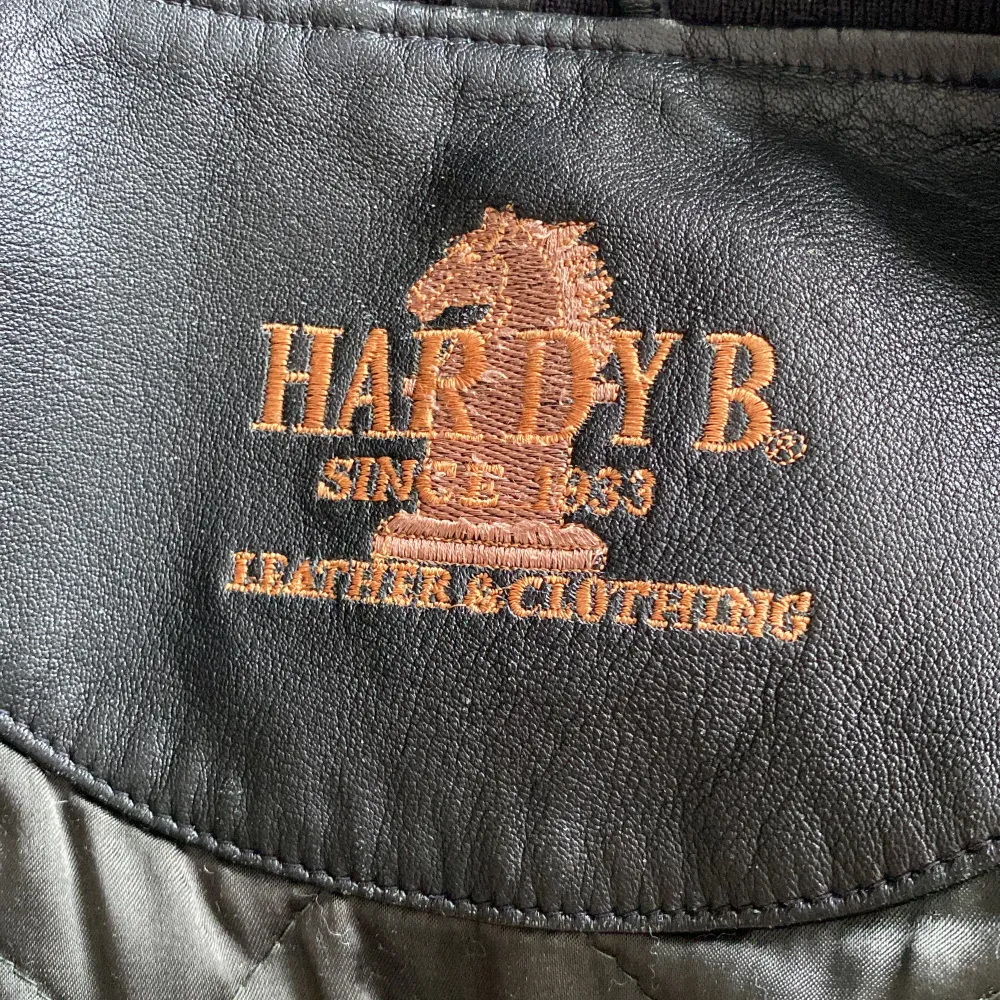 Väldigt snygg läderjacka av Hardy B. Säljer för att den är lite för stor på mig. 💕. Jackor.