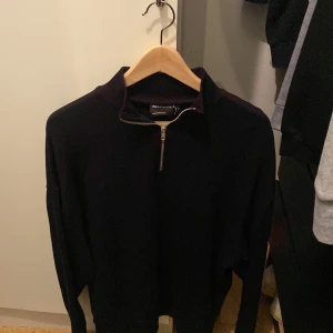 Halv zip hoodie  - Köpt här på plick och passade tyvärr inte!  Inga skador eller liknande  Pris kan diskuteras
