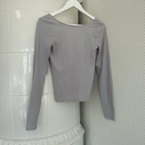 Topp - Långarmad topp med djup rygg från Weekday, aldrig använd! Går att använda åt båda hållen 🤍
