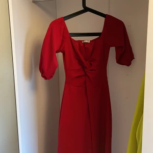 Röd jumpsuit - Säljer en såå fin jumpsuit i färgen röd. Använd endast en gång på fest. Är i nytt skick och väldigt stretchig, mycket fin på fester och diverse men även på sommaren 🥰