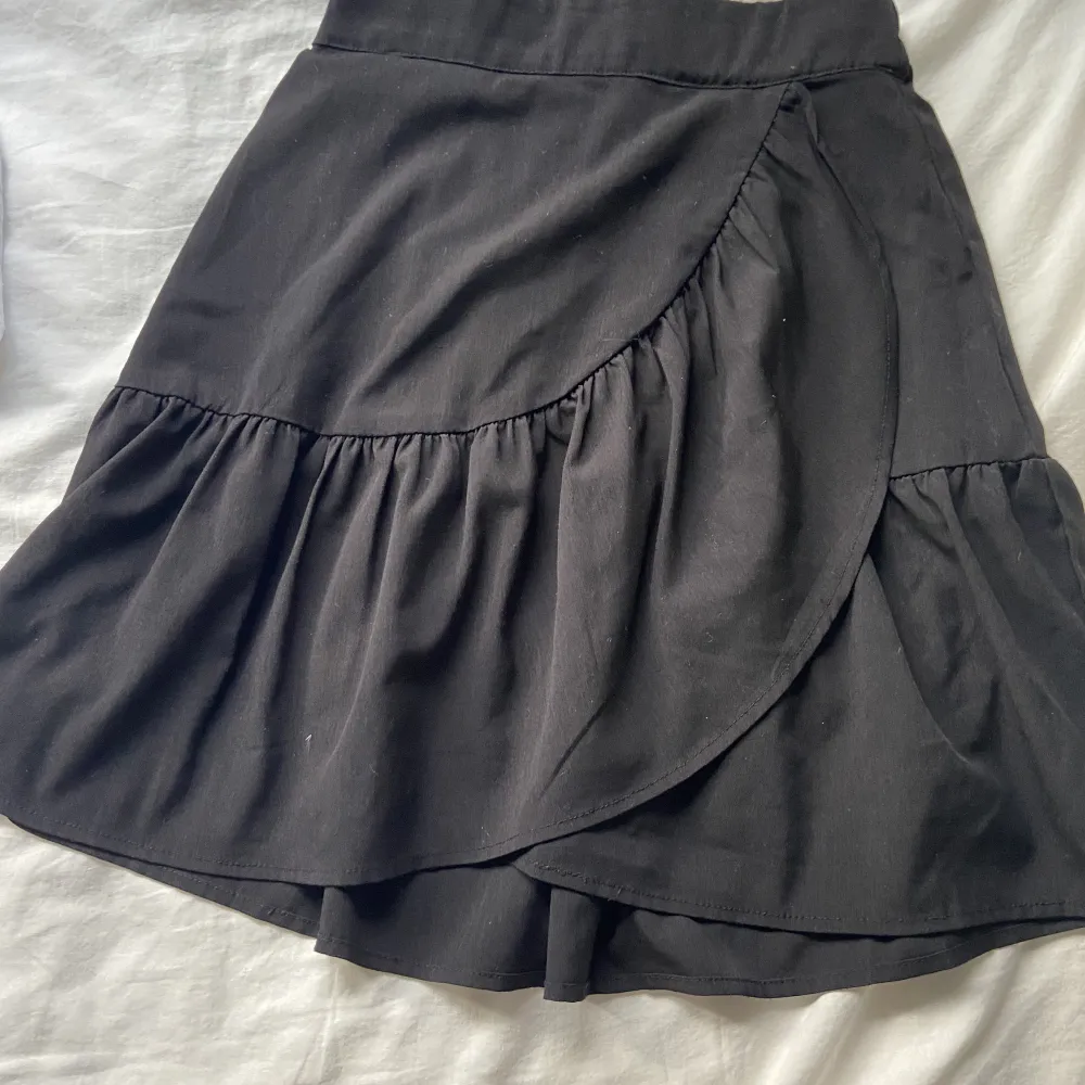 Svart volang kjol från Lindex. Den är använd ganska mycket men inga större tecken på användning. Den är i storlek xs och är ganska lång.. Kjolar.