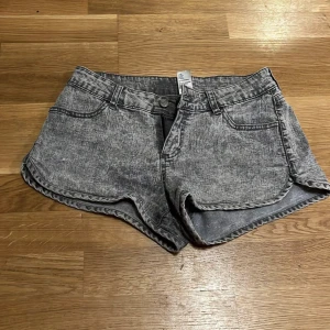 Snygga korta jeansshorts - Lågt skurna, korta och bekväma jeansshorts säljes på grund av för stora för mig.   Katt finns i hemmet!