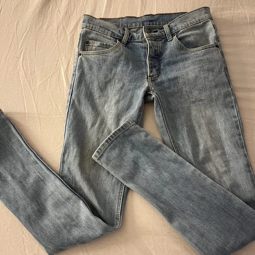 Blåa lite skinny jeans lågmidjade passar som xs ganska tajt❤️. Jeans & Byxor.