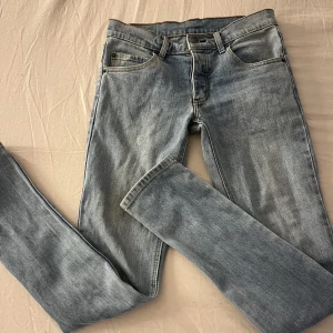 Blåa jeans  - Blåa lite skinny jeans lågmidjade passar som xs ganska tajt❤️