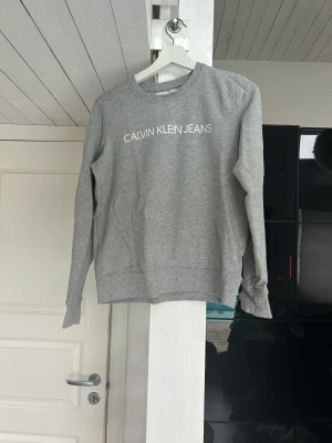 Calvin Klein tröja - Skriv för mer information. 🩶