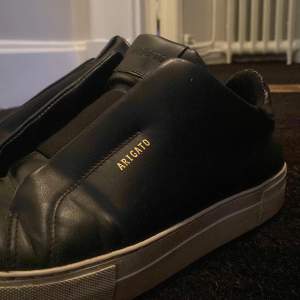 Coola arigatoskor - slip on sneakers mes svart läder. Bra skick och bra kvalitet 