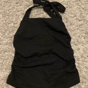 As snyggt svart linne!! - Ett väldigt snyggt linne från shein, helt oanvänt endast testad. Nyskick!! Original pris är rum 80 kr och jag tar 20kr för detta linnet!! Jag skulle säga att den passar alla som har Xs eller mindre!