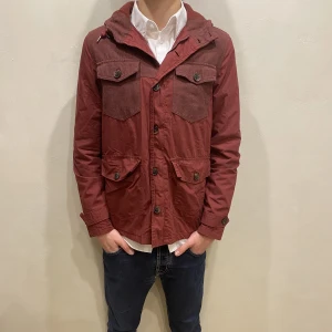 Safarijacka Topman - Hej! Säljer nu min jacka från märket Topman storlek S i fint skick. Modellen på bilden är 180cm lång och väger 80kg. Tveka inte på att höra av dig om du har några frågor eller funderingar kring varan!