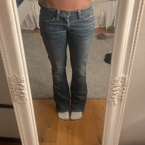 Lågmidjade jeans  - Säljer dessa as snygga lågmidjade levis jeansen!!😍😍