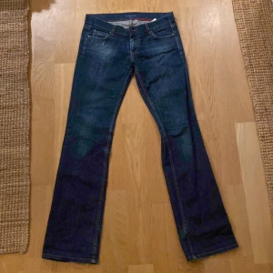 Lågmidjade Prada jeans - Äkta Prada jeans! Lågmidjade, utsvängda. Lite slitna längst ner i byxbenet men inget men tänker på. Säljer dom för att dom är förstora i midjan på mig och lite väl långa i benen. Jag är 170cm lång. Skriv för mer info eller bilder. 