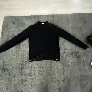 STEAL! En moncler tröja i Size :M Cond.8,5/10 sparsamt använd  Äkta såklart, om för fler frågor eller bilder! 