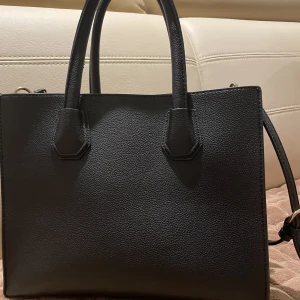 Väskan - Har klpt i Åhlens för 500kr säljer för 250kr. Använd fllera gånger men ser ut som nytt.