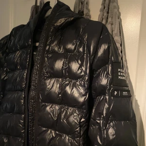 Jacka  - Svart vinterjacka i nyskick. 