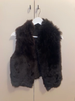 Päls väst - Mörk brun Päls väst som är använd fåtal gånger. 