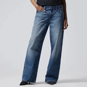 Low Ample weekday jeans - Aldrig använda så fint skick