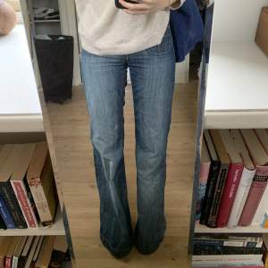 Så snygga jeans som tyvärr har blivit lite för tajta på mig!:( De är midrise (precis under naveln) och har så fina fickor och detaljer. Perfekt längd på byxbenen för mig som är 168 lång! Pris kan diskuteras:)