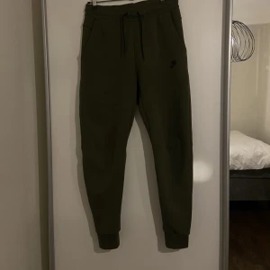 NIKE TECH  - Byxorna till den gröna Nike tech, toppskick. Storlek S, köpta för 1300kr, pris går att diskutera. Säljer även tröjan till - men i annan annons 