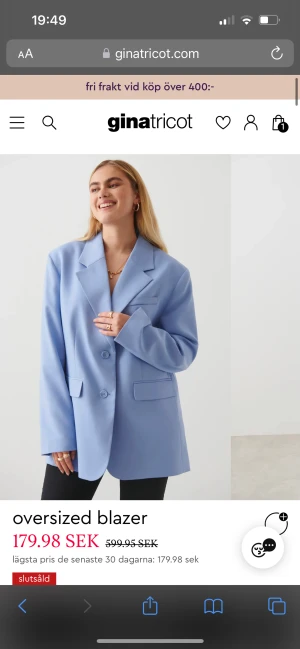 Blazer - Oversized blazer i jättefin ljusblå från ginatricot. Dåligt ljus på bilden, färgen är som på hemsidan. Aldrig använd. Nypris 600kr jag säljer för 400kr🤍