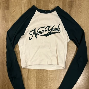 Pull&bear new york crop top - Söt top köpt förra året. Kommer tyvärr inte till användning. 