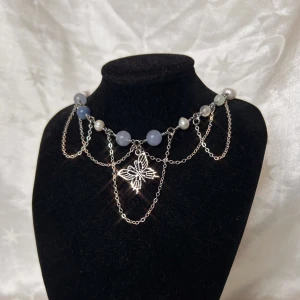 Handgjort halsband  - Blått handgjort halsband:)  Omkrets: 40cm~ förlängningskedja går att sätta på:)