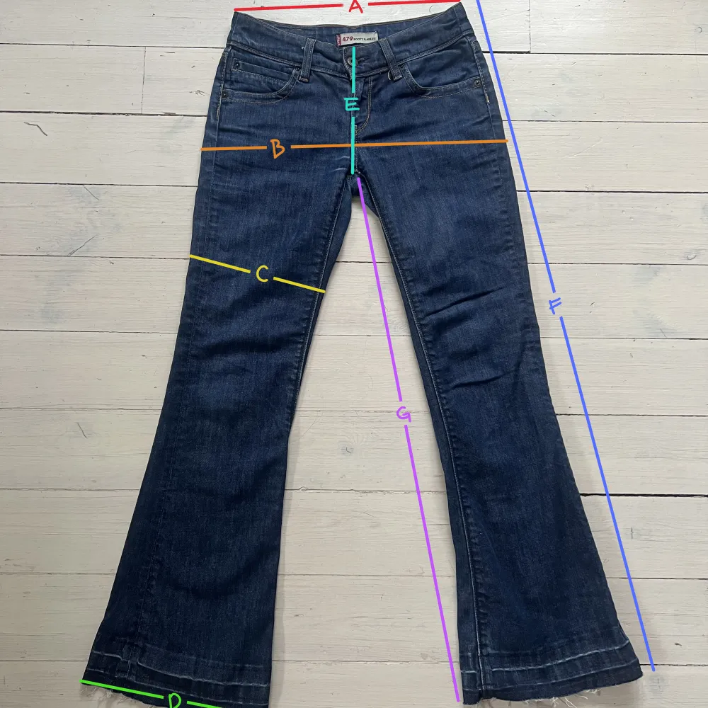 Skitsnygga Levis jeans som är lågmidjade och bootcut!🥰 Mått: A - 36 cm B - 49 cm C - 22 cm D - 25 cm E - 19 cm F - 100 cm G - 80 cm . Jeans & Byxor.