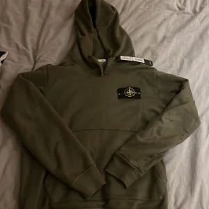 Stone Island Hoodie  - Använd 1 gång, tags & kvitto tillkommer.  Pris kan diskuteras, skriv för CERTILOGO. 