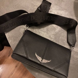 Zadig & voltaire väska - Väska från Zadig & Voltaire i superfint skick. Använd bara några enstaka gånger. Säljer åt min mamma som köpte den begagnad, så tyvärr utan kvitto och dustbag.