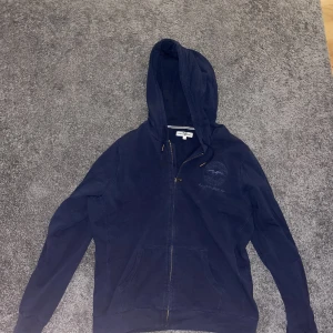 Zip tröja - En hampton republik zip hoodie i storlek L marinblå. Inga hål eller annat fel. Används nästan aldrig.