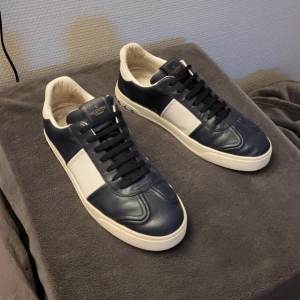 Valentino Flycrew - Riktigt fräscha valentino flycrews i mörkblå läder! Extremt bra skick, ALLA nitar kvar. Enbart skorna därav det låga priset!