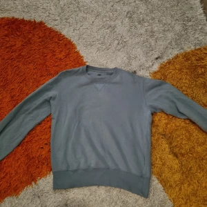 Uniqlo hoodie/crewneck - Väldigt bra kvalite och väldigt fint skick även om använd. Säljer för att jag växt ur den.
