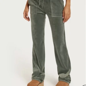 juicy byxor  - hej! säljer mina gröna juicy byxor då jag inte gillar färgen längre.  dom är i storlek s 