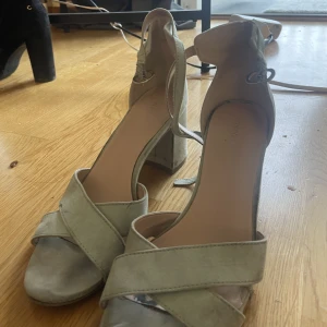 Låga mintgröna klackar - Lite använda ”sandaler” med låg klack 💚 går tvätta 