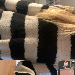 Randig stickad tröja  - Har haft i 2 år men kommer inte till användning då jag har flera liknande tröjor! 