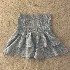 Söt kjol! - Säljer denna söta och somriga kjolen, knappt använd och i mycket bra skick!