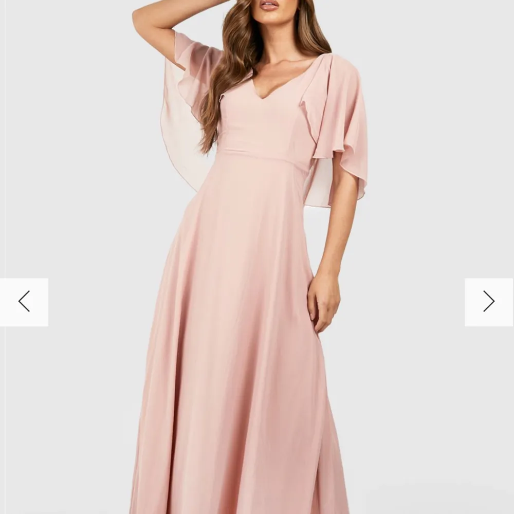 Denna klänningen är beställd från bohoo den kostade 579 kronor men säljer den för 279. Har aldrig haft på mig den och lappen finns fortfarande. Den går ner till marken och har en jätte fin modell där bak. Jätte vacker klänning. . Klänningar.