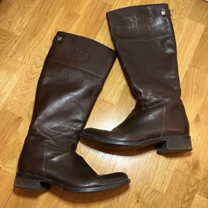 Boots - Så fina mörkbruna läderboots från Guess köpta second hand ❣️ skaftvidden är 36/37cm