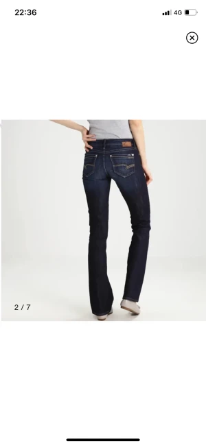 Lågmidajde jeans - Säljer dessa skitsnugga jeansen från mavi, dragkedjan är sönder men lätt att fixa (därav priset)💗