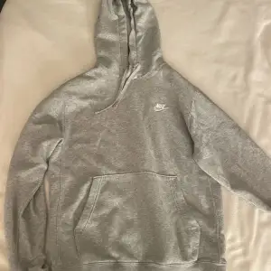 Skit snygg Nike hoodie som är använd fåtal gånger, så jätte bra skick och lite oversized fit❤️‍🔥❤️‍🔥 passar XS-M