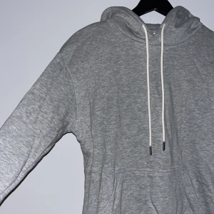 Grå hm hoddie - Också helt oanvänd nyskick med prislapp samma pris sol den svarta ny pris på dem ät 199