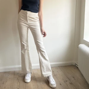 Vita Manchester byxor - Snyggaste Manchester brallorna!!! Är i storlek 40 men skulle säga att det klär dig som är 167-172 cm, i längd.   Möts upp vid slussen! 