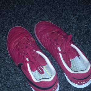 Röda Nike futsalskor