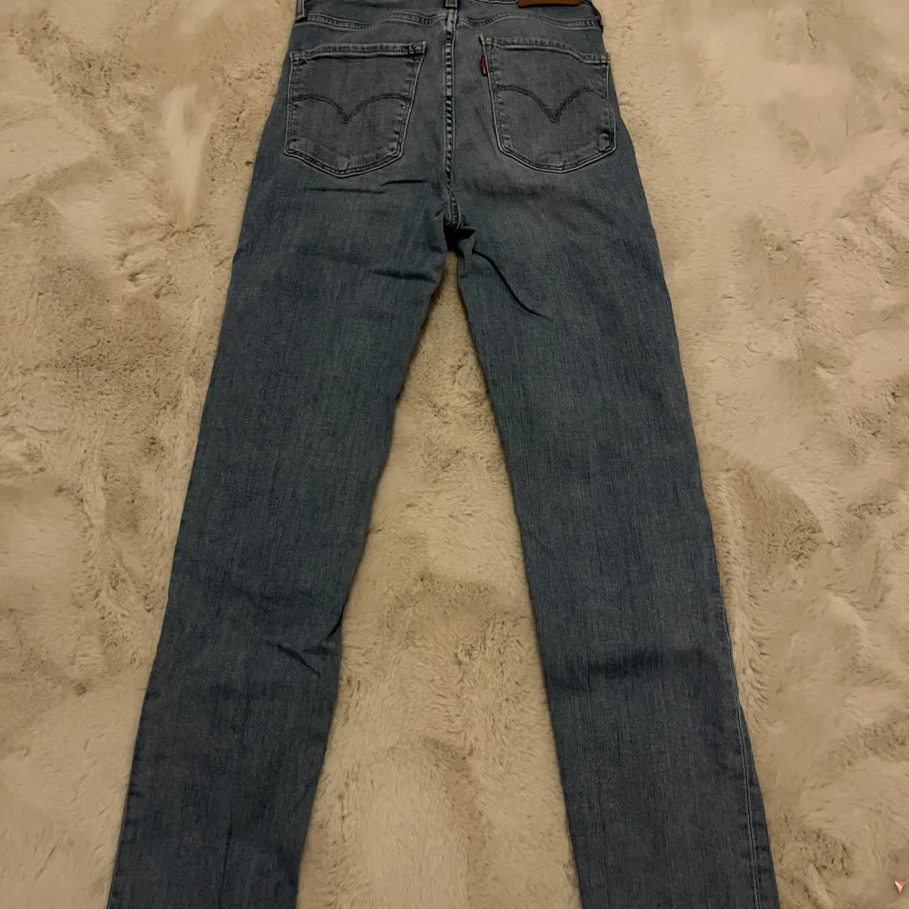 Säljer nu de här jeansen i storlek 24 från Levis. Jag säljer de för att de inte längre passar mig och de är endast använda ett fåtal gånger.😄. Jeans & Byxor.