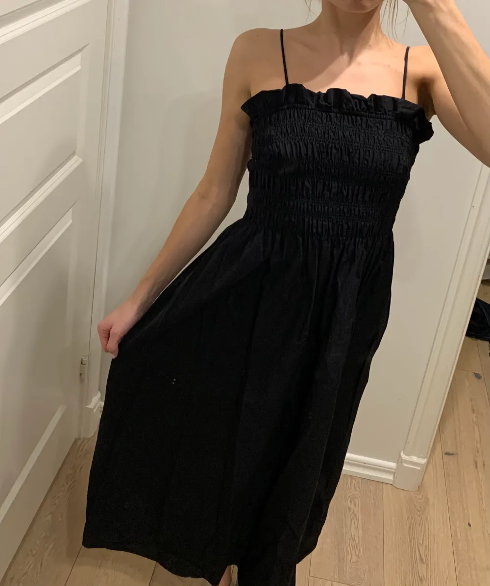 Säljer denna svarta klänning från H&M med scrunch☺️ Jätte fin i väldigt bra skick, endast använd 1 gång💕🌸. Klänningar.