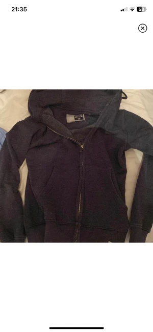 Zip hoddie - Säljer en zip hoddie från Isolid. Skick 10/10. Nypris 350