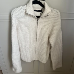 Tröja med zip - Fin stickad tröja/kofta i vit med dragkedja! 