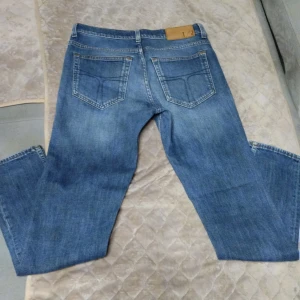 Jeans  - Välvårdade och använda ett par gånger. Hör gärna av er vid intresse, pris kan diskuteras!