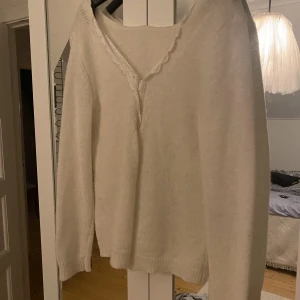 Kofta - Superfin kofta med söta knappar 